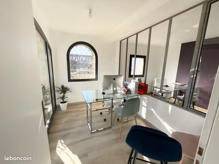 bureau individuel fermé dans espace de coworking moderne