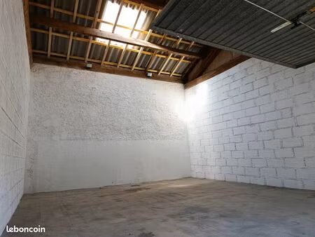 locaux de stockage / boxes / garages (grands volumes)
