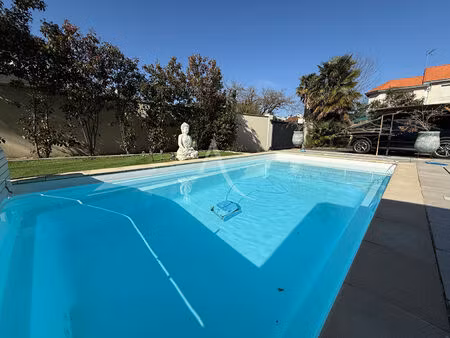 maison de ville de 1900 avec piscine et carport