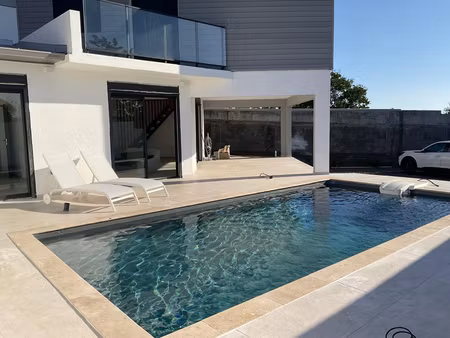 villa f5 avec piscine à saint-gilles l'éperon