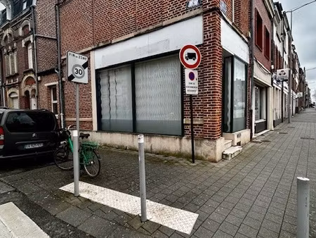 immeuble proche gare comprenant un local commercial et un ap