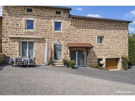 ancienne ferme rénovée avec grange et dépendances – calme  nature et confort (dpe c)