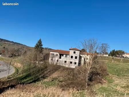 maison ancienne et bâtiment en cours de construction mo