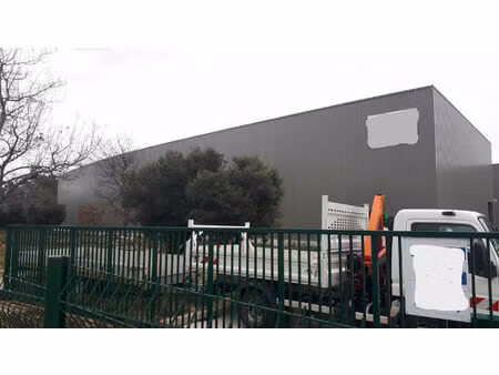 entrepôts de 900 à 1500 m2 zi de signes.