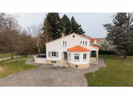 magnifique propriété de 325 m² sur un parc de plus de 13 hectares