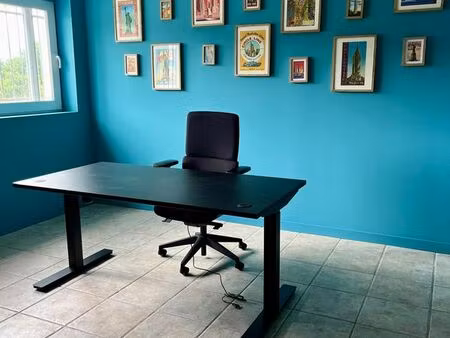 jolis bureaux à la location à lons dans un espace de travail convivial