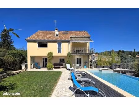 maison familiale à vendre avec vue sur le château d’aubenas