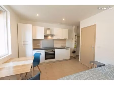 studio neuf équipé 18m²  centre-ville  cuisine intégrée  parking privatif  rdc  accès hand