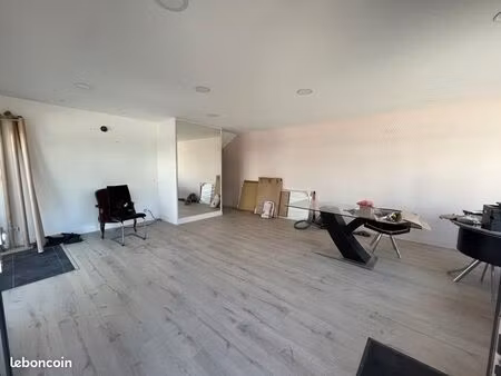local commercial avec garage et parking 950 euros
