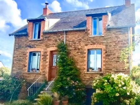 maison en pierre avec jardin