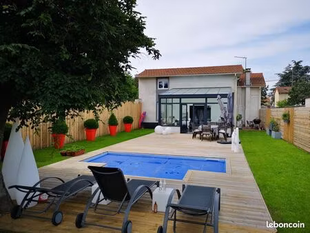 ◊roanne : maison meublée de 110m²  3 chambres avec garage et sous-sol  piscine chauffée  t
