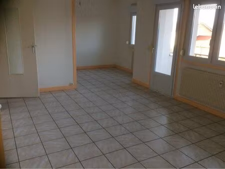 grand t3 de 82 m2  lumineux  propre aux calme