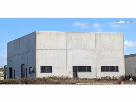 entrepôt + bureaux à la zi de l'inquétrie