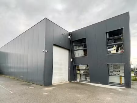 local industriel 764 m²