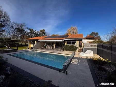 maison d’architecte rénové. piscine chauffée. parc arboré de 2500m2