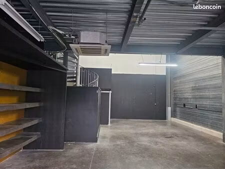 en zfu local 100 m² + 50 m² de bureaux