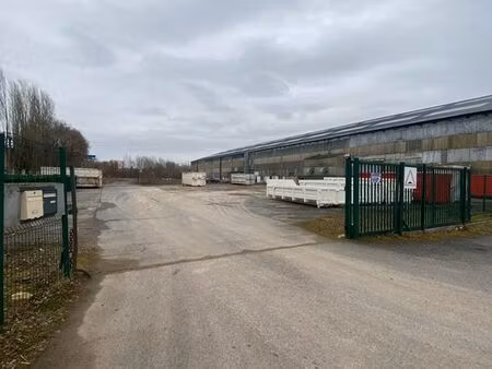 entrepôt 1000 à 2000 m² – 15 à 20 m de hauteur – 3 quais – accès camion intérieur – zone i