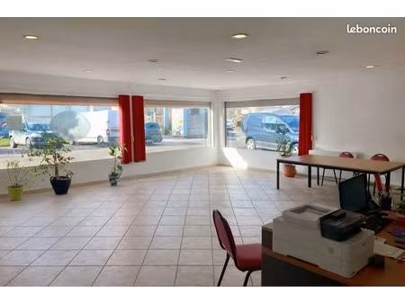 local 90 m2 / 700 charges comprises