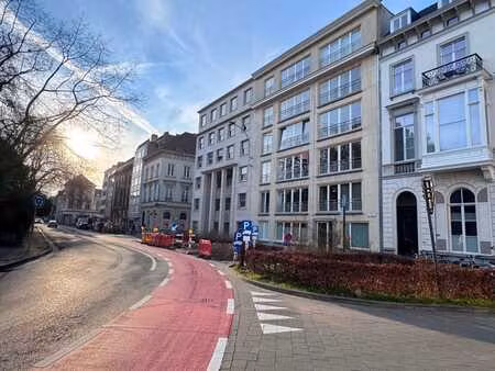 prachtig volledig gerenoveerd appartement met twee slaapk...