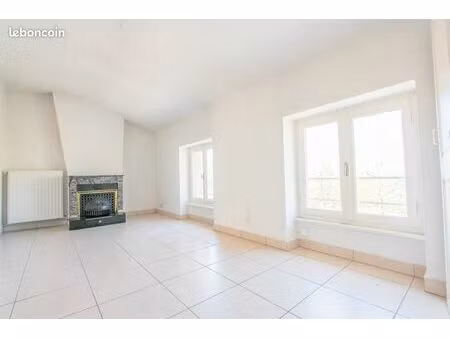 st-galmier  t2 lumineux avec vue sur les monts du forez