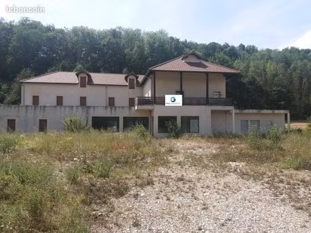 local commercial 850 m² champier