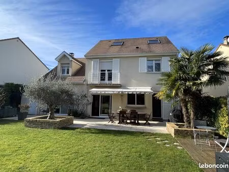 maison familiale 5 chambres avec vue sur le golf – domaine sécurisé