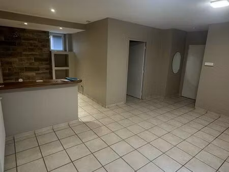 local commercial 40 m² – tout commerce – emplacement idéal centre bourg