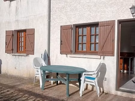 t2 meublé en maison terasse 21 m2 parking privé tram 50m