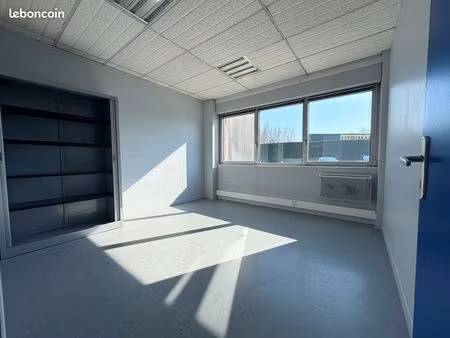 à louer 250 m2 bureaux/services avec parkings privatifs