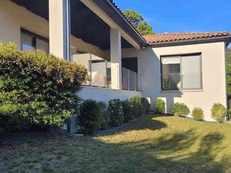 villa contemporaine de plain-pied située à 1500 m du centre du village