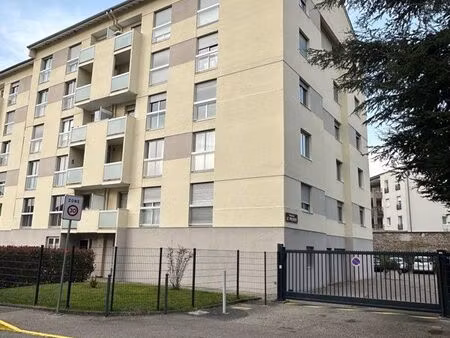 t3 82 m² avec balcon  parking privé et ascenseur – résidence sécurisée