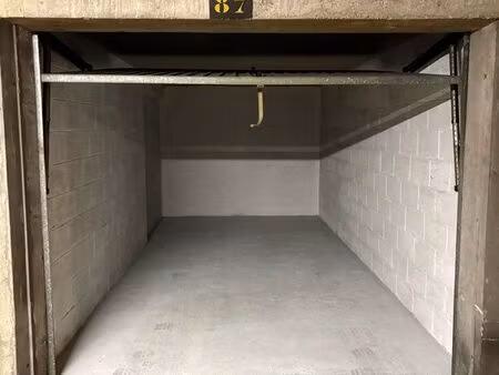 investissement rare – box 16m² sécurisé | place charras (10 min la défense)