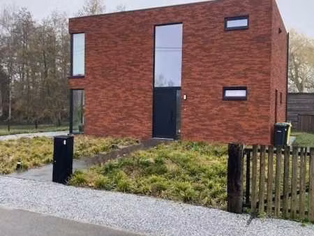 nieuwbouw gezinswoning met 3 slaapkamers  terras  tuin.