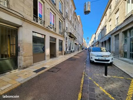 local 78 m² en centre-ville – vitrine sur rue passante & accès arrière