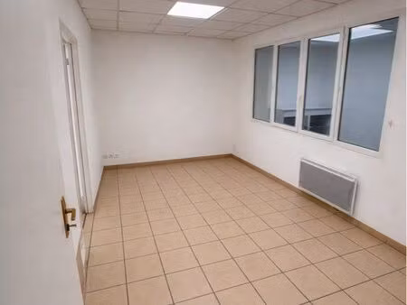 a louer – local d’activité 245 m² – zone d’activité aytré – parking privé