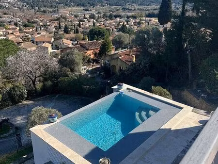 villa d’artiste haut de gamme avec piscine à débordement et vue panoramique