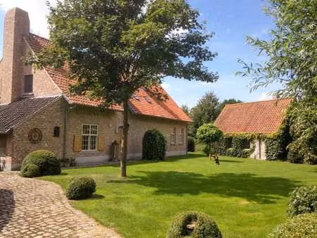 magnifique maison située au milieu des champs  avec de no...