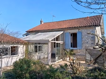 saintes  secteur des arènes  maison indépendante  3 chambres  véranda  jardin garage