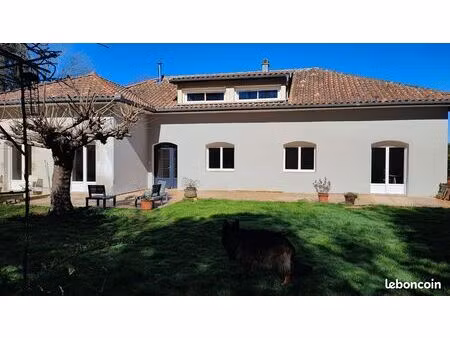 maison familiale avec parc paysagé clôturé de 11156 m²