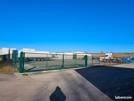 terrain goudronné – 1710 m² – accès poids lourds