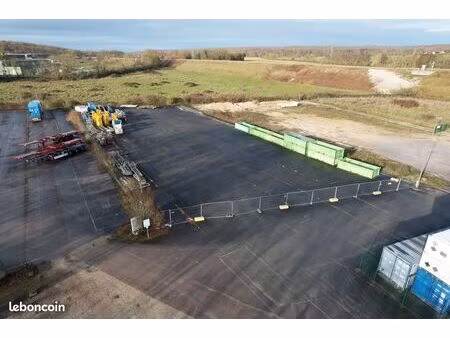 terrain goudronné – jusqu’à 3800 m² – division possible