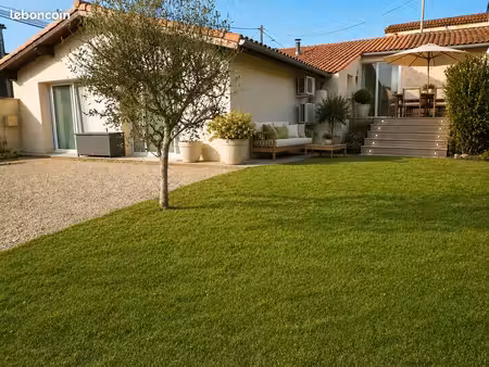 au calme  à 2km gare/commerces  mais pierre 3ch + bureau  jdin et dépdce. réf.674