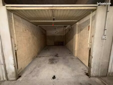 à louer box fermé 13 m² avec recharge électrique