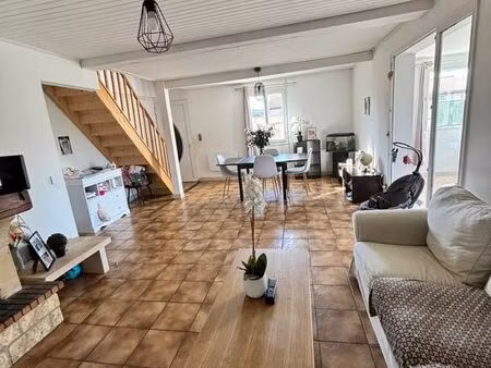 maison divisée en 2 avec 1 loyer de 700