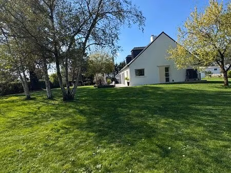 grande maison et jardin arboré
