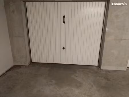 location garage 17 m2 fermé/ sécurisé à nantes