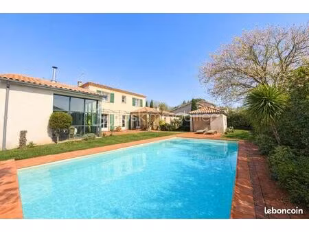 villa 8 pièces 210 m²