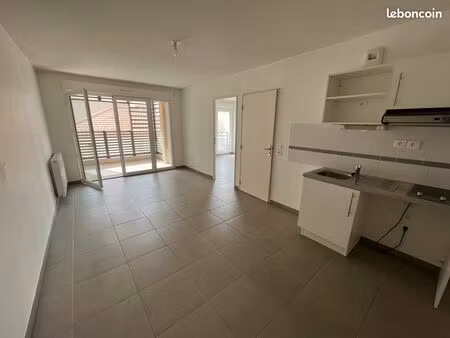 t2 recent avec terrasse et parking