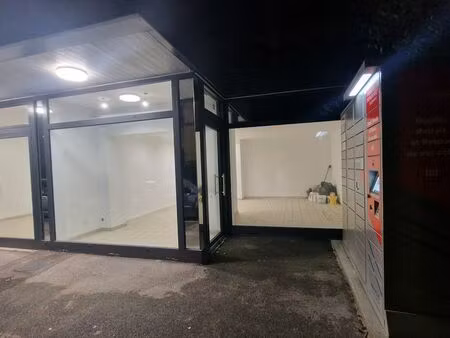 local commercial 38m² avec 2 vitrines + exterieur