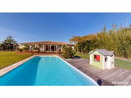 à vendre – villa de plain-pied avec piscine  5 chambres et bureau – 15 min de nantes (le b